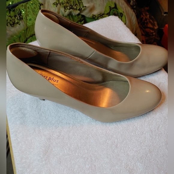 ***SOLD*** COMFORTPLUS/PREDICTIONS TAN PATENT LEATHER SHOES PUMPS SIZE 12 - Picture 2 of 6